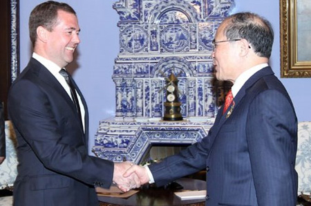 Chủ tịch Quốc hội Nguyễn Sinh Hùng hội kiến Thủ tướng LB Nga Dmitry Medvedev.